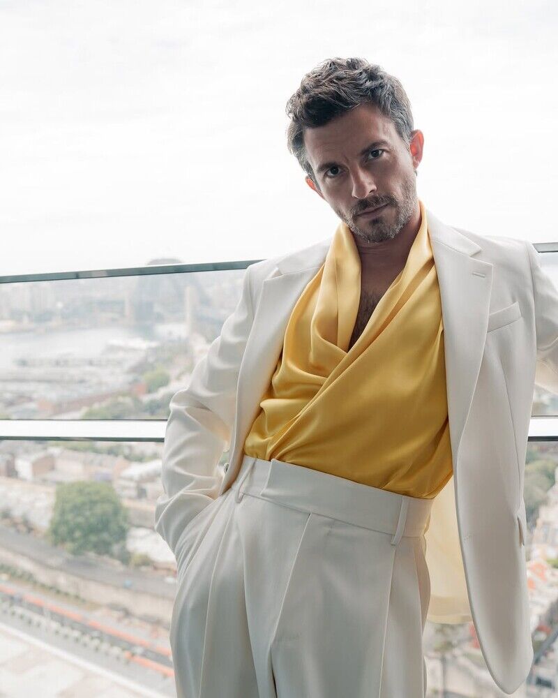 最性感男人怎麼穿西裝？《魔法壞女巫2》Jonathan Bailey五套現實王子造型，從斯文風到性感風全民男神這樣穿