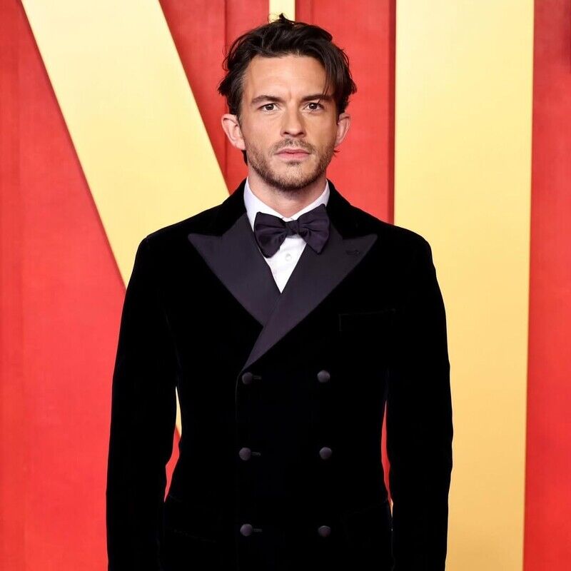 最性感男人怎麼穿西裝？《魔法壞女巫2》Jonathan Bailey五套現實王子造型，從斯文風到性感風全民男神這樣穿