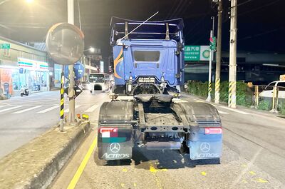 女遭曳引車頭撞到全身骨折！超扯真相曝　紅燈好幾秒了她硬衝