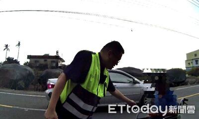 超危險！屏東67歲輪椅男卡車陣中　東港警伸援手即刻救援