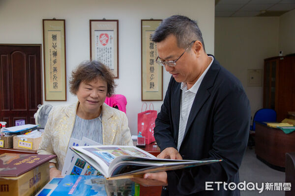 ▲嘉南藥理大學捐贈50餘冊童書到大甲國小，盼為偏鄉孩子補足閱讀資源。（記者林東良翻攝，下同）