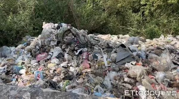 ▲▼ 高雄月世界「5層樓垃圾山」源頭已掌握　陳其邁怒：嚴懲嚴辦。（圖／記者賴文萱翻攝）