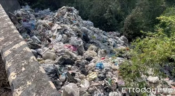 ▲▼ 高雄月世界「5層樓垃圾山」源頭已掌握　陳其邁怒：嚴懲嚴辦。（圖／記者賴文萱翻攝）