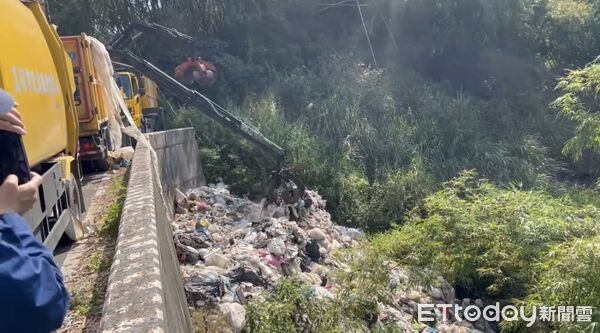 ▲▼ 高雄月世界「5層樓垃圾山」源頭已掌握　陳其邁怒：嚴懲嚴辦。（圖／記者賴文萱翻攝）