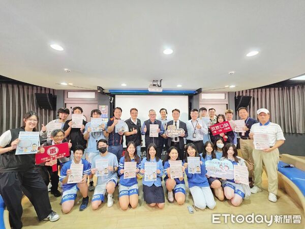 ▲▼烏日分局長劉雲鵬向7千名師生宣導小心「一頁式廣告詐騙」。（圖／警方提供，下同）