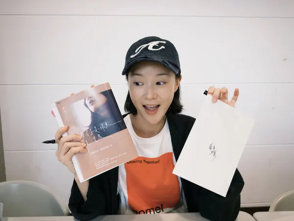 ▲鍾瑶宣布新身份。（圖／星星相藝提供）