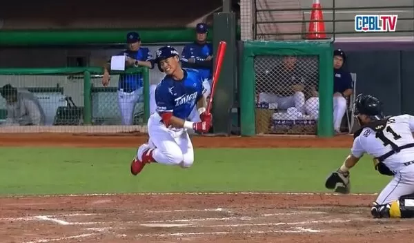▲▼台灣海洋林威漢為了閃近身球而跳起來。（圖／截自CPBL TV）