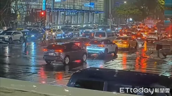 ▲17日晚間因南港展覽館多活動撤展引發大塞車，警方出動交通快打部隊進行疏導 。（圖／記者張君豪翻攝）