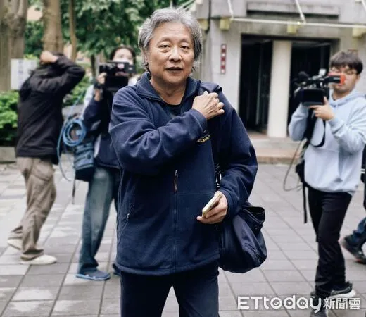 ▲▼作家張大春罵名嘴劉駿耀被判罰金3000元定讞，10年後改判無罪確定，再提告要求刑事補償，18日到台北地院出庭表示「不能讓國家欠我錢」。（圖／記者黃哲民攝）