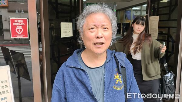 ▲▼作家張大春罵名嘴劉駿耀被判罰金3000元定讞，10年後改判無罪確定，再提告要求刑事補償，18日到台北地院出庭表示「不能讓國家欠我錢」。（圖／記者黃哲民攝）