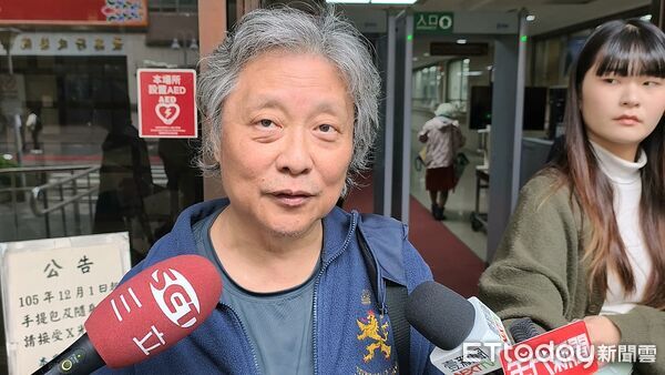 ▲▼作家張大春罵名嘴劉駿耀被判罰金3000元定讞，10年後改判無罪確定，再提告要求刑事補償，18日到台北地院出庭表示「不能讓國家欠我錢」。（圖／記者黃哲民攝）