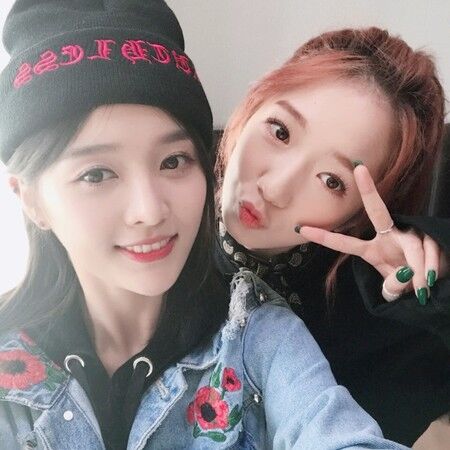 ▲吳宣儀、孟美岐。（圖／翻攝自微博／火箭少女101_吳宣儀）