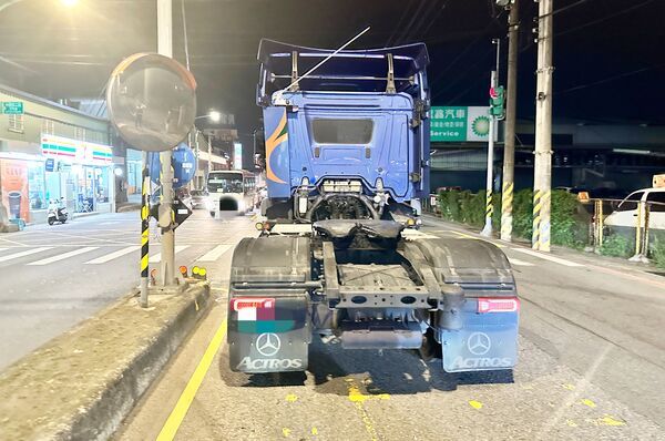 ▲桃園市中壢區中原路二段16日晚間發生交通事故，大貨車剛起步有女子穿越中園路二段遭碰撞，圖為肇事的大貨車。（圖／中壢警方提供）