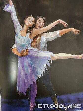 ▲洪啟元於台南市文化中心觀賞郭宗正作品，盛讚其筆觸細膩、意境動人。（記者林東良翻攝，下同）