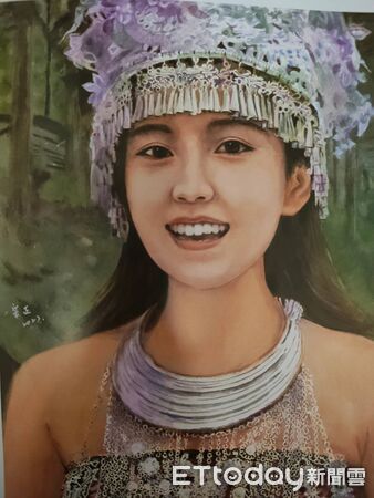 ▲洪啟元於台南市文化中心觀賞郭宗正作品，盛讚其筆觸細膩、意境動人。（記者林東良翻攝，下同）