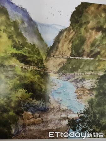 ▲洪啟元於台南市文化中心觀賞郭宗正作品，盛讚其筆觸細膩、意境動人。（記者林東良翻攝，下同）