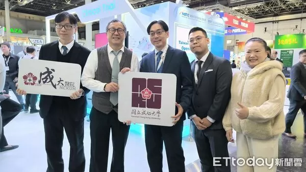 ▲成大醫院安寧團隊赴德國參加MEDICA 2025，展出多項智慧安寧科技成果。（記者林東良翻攝，下同）