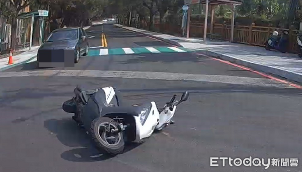 ▲汽車右轉時，後方機車騎士反應不及撞上倒地。（圖／記者翁伊森翻攝）
