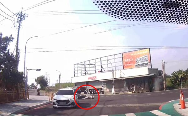 ▲汽車右轉時，後方機車騎士反應不及撞上倒地。（圖／翻攝自Threads／_119ing）