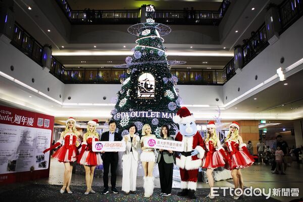 ▲啦啦隊女孩受邀來為義大Outlet的耶誕樹點燈            。（圖／記者吳奕靖翻攝）