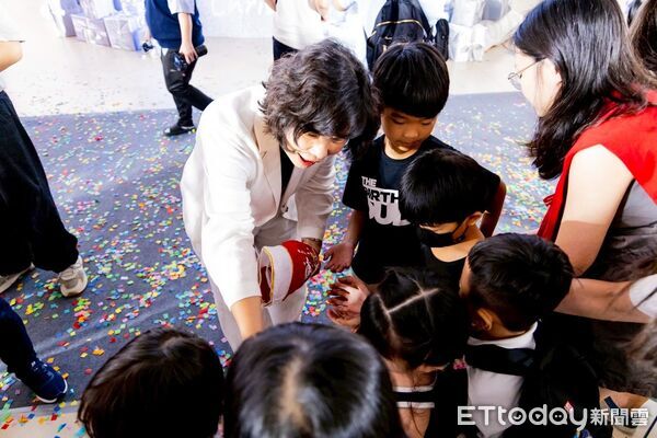 ▲啦啦隊女孩受邀來為義大Outlet的耶誕樹點燈            。（圖／記者吳奕靖翻攝）