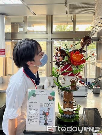 ▲18歲西點國手沈承佑備戰亞洲技能競賽與國際技能競賽，展現台灣甜點技藝與職人精神。（記者林東良翻攝，下同）