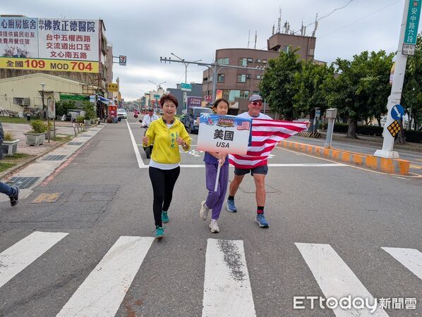 ▲美國生命鬥士 Brad Kelley 挑戰台南 1130 公里極限鐵人賽，展現不屈意志與堅毅勇氣。（記者林東良翻攝，下同）