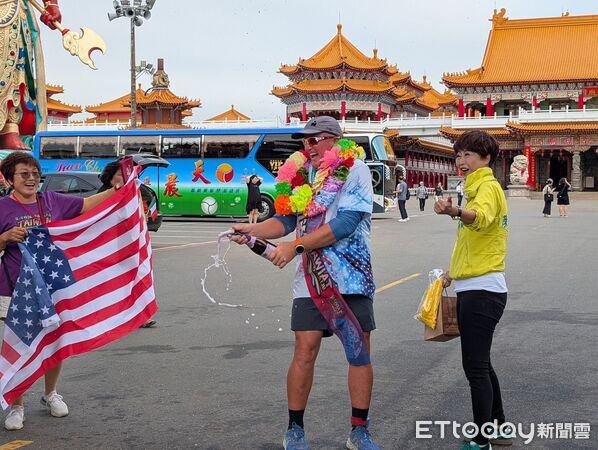 ▲美國生命鬥士 Brad Kelley 挑戰台南 1130 公里極限鐵人賽，展現不屈意志與堅毅勇氣。（記者林東良翻攝，下同）