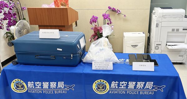 ▲航警局與海關人員今年8月間查獲馬來西亞籍男子，入境時行李夾藏4.3公斤一級毒品海洛因等證物。（圖／航警局提供）