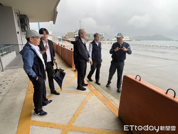 ▲周永暉(右一)視察蘇澳港業務並實際前往蘇澳港旅運中心瞭解營運與設施現況。（圖／港務公司提供）