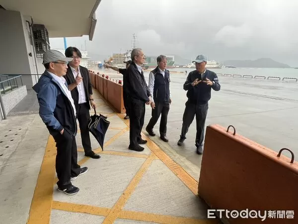 ▲周永暉(右一)視察蘇澳港業務並實際前往蘇澳港旅運中心瞭解營運與設施現況。（圖／港務公司提供）