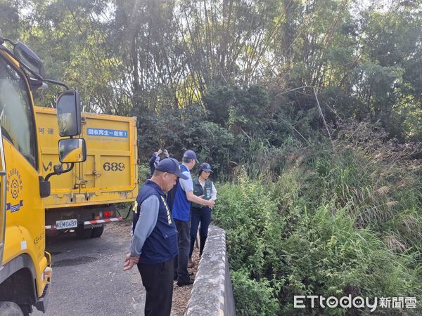 ▲台南市環保局派員查核善化區清運車輛，透過破袋檢查與監視器比對鎖定涉案業者。（記者林東良翻攝，下同）