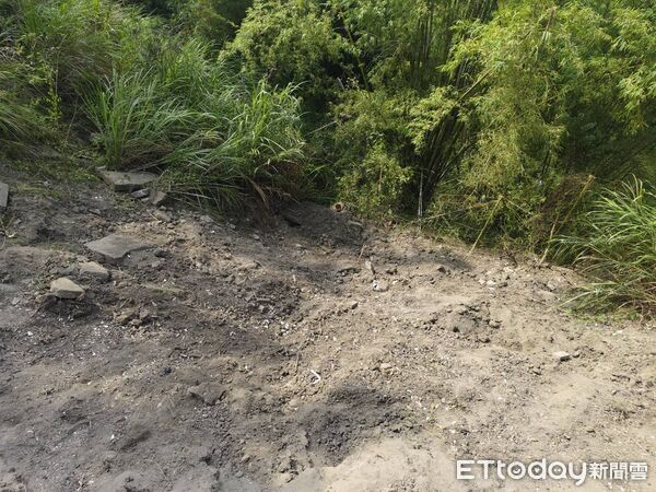 ▲台南市環保局派員查核善化區清運車輛，透過破袋檢查與監視器比對鎖定涉案業者。（記者林東良翻攝，下同）