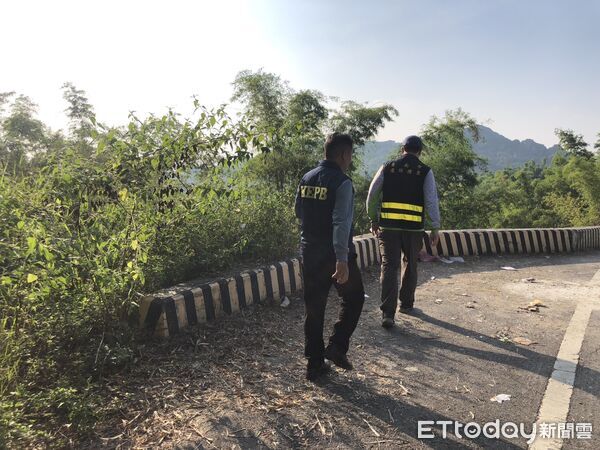 ▲台南市環保局派員查核善化區清運車輛，透過破袋檢查與監視器比對鎖定涉案業者。（記者林東良翻攝，下同）