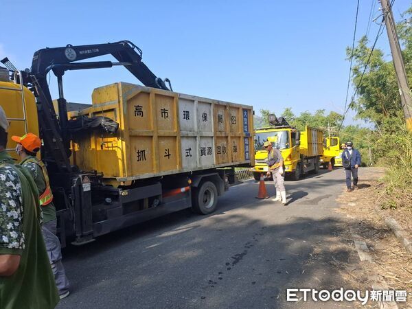 ▲台南市環保局派員查核善化區清運車輛，透過破袋檢查與監視器比對鎖定涉案業者。（記者林東良翻攝，下同）