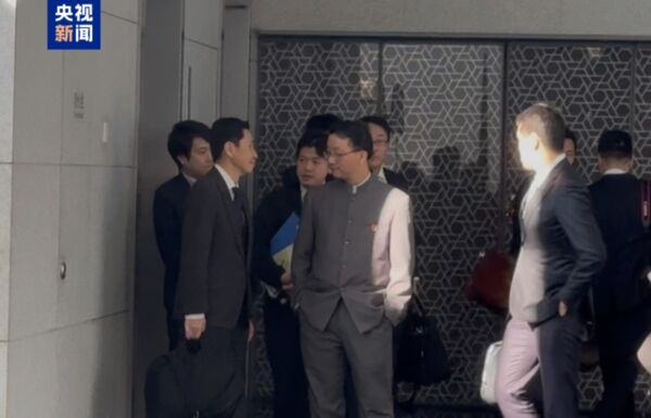 ▲日本外務省亞洲大洋洲局局長金井正彰（圖左）離開大陸外交部。（圖／翻攝央視）