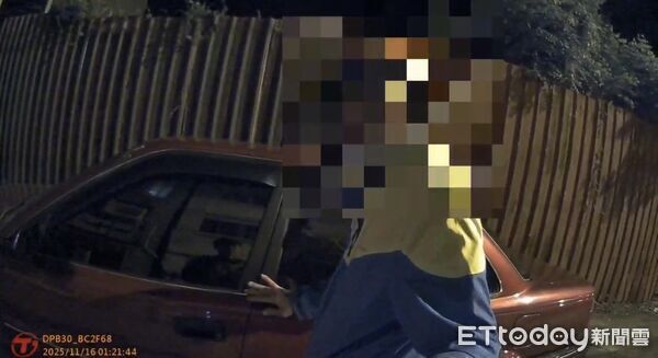 ▲▼老翁空踩油門發出巨大噪音，員警代為保管車輛鑰匙，並聯繫家屬看照約制。（圖／吉安警分局提供，下同）