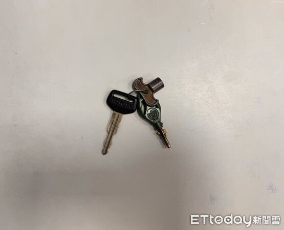 ▲▼老翁空踩油門發出巨大噪音，員警代為保管車輛鑰匙，並聯繫家屬看照約制。（圖／吉安警分局提供，下同）