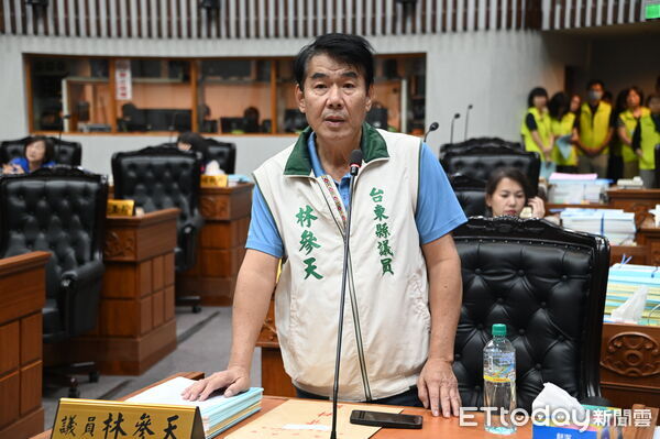 ▲林參天質疑校長調任後仍領加給。（圖／記者楊晨東翻攝）