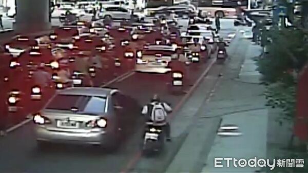 ▲▼乘客突然開車門撞倒騎士，駕駛至少挨罰2千4百元。（圖／民眾提供，下同）