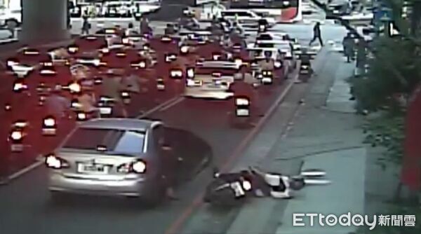 ▲▼乘客突然開車門撞倒騎士，駕駛至少挨罰2千4百元。（圖／民眾提供，下同）