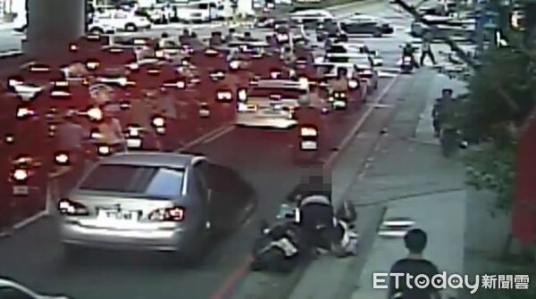 ▲▼乘客突然開車門撞倒騎士，駕駛至少挨罰2千4百元。（圖／民眾提供，下同）