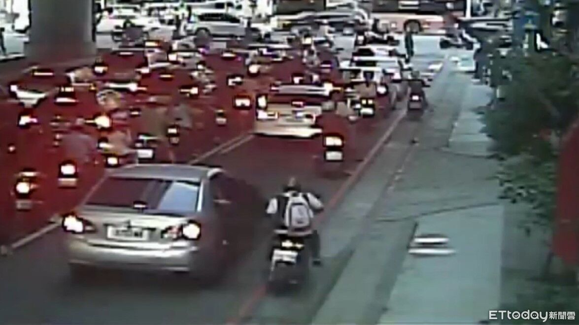 乘客突開門騎士被擊落當場倒地 台中警:善用荷蘭式開門法