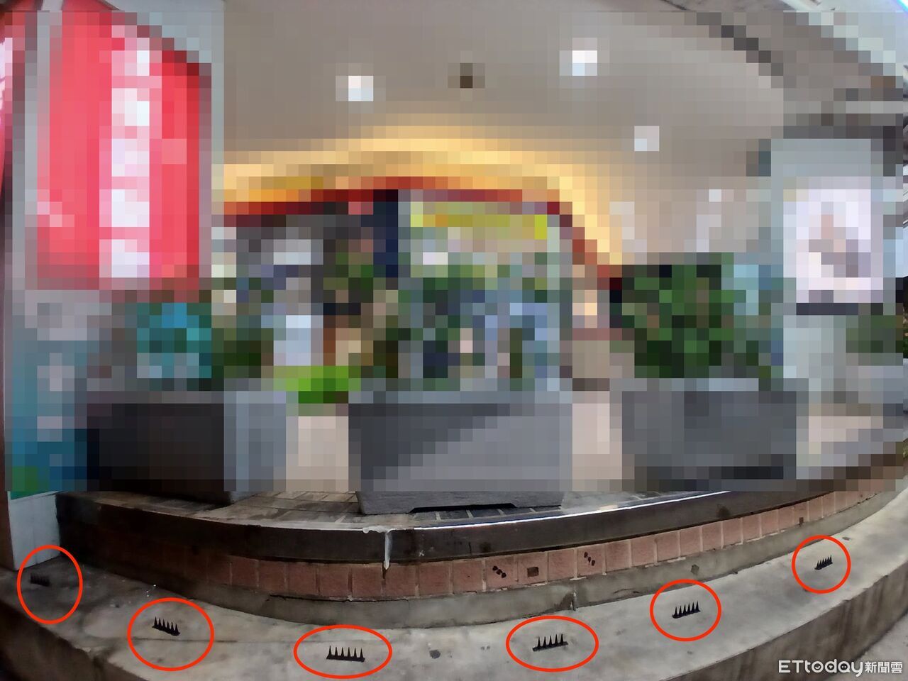 不滿街友坐躺階梯聊天!放整排防鴿尖刺板 新北無聊男慘了