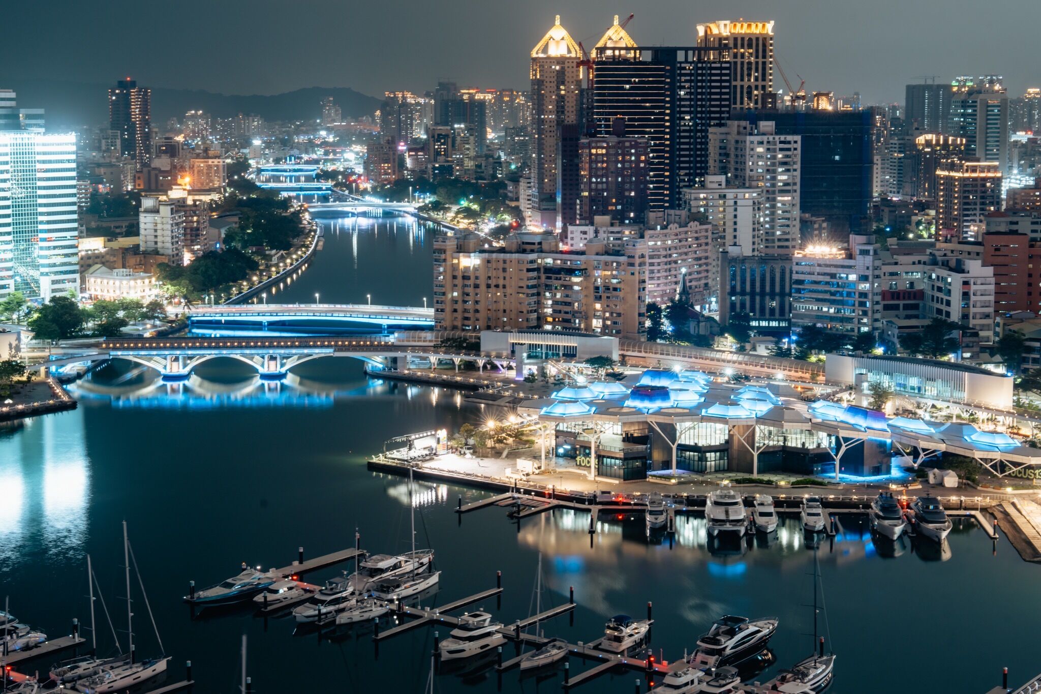 ▲▼高雄應援TWICE點燈。（圖／翻攝自高雄市長陳其邁臉書專頁）