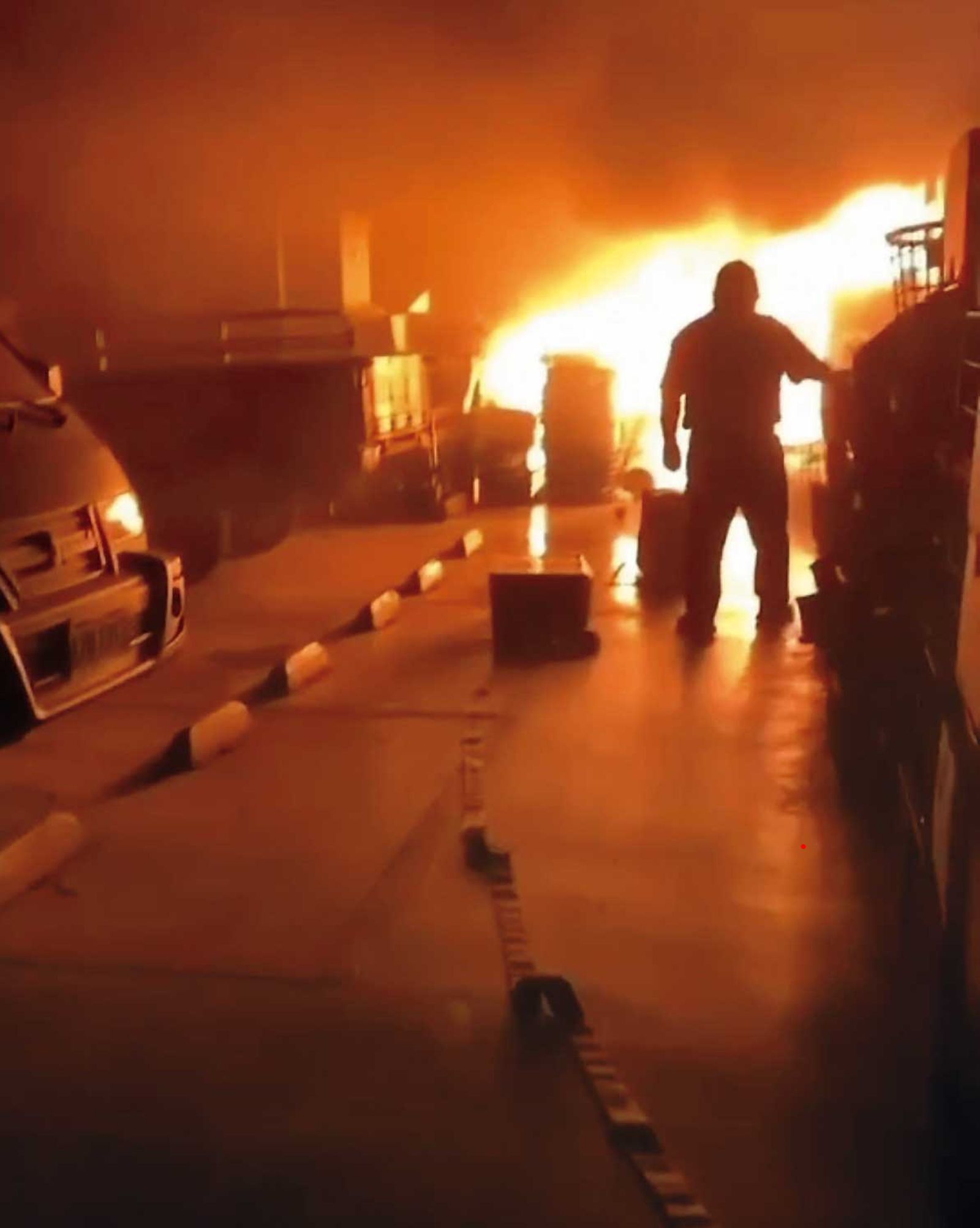 上個月15日晚間，環南市場地下2樓停車場傳出火警，火勢猛烈。（翻攝畫面）