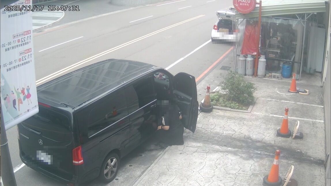 ▲▼賓士女駕駛隨地便溺。（圖／翻攝臉書／苗栗大小事）