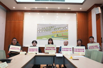 怕輪椅壓壞地板!運動場館拒身障者入場 綠委要運動部補缺口