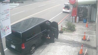 賓士女「長裙掩護蹲地」便溺　過程全都錄