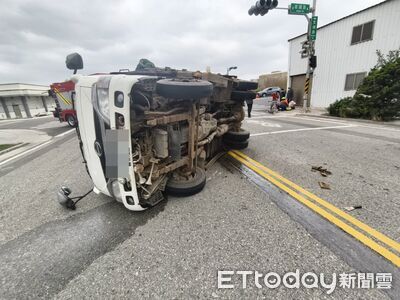 澎湖2車路口相撞！小貨車翻覆畫面曝　駕駛自行脫困2人送醫